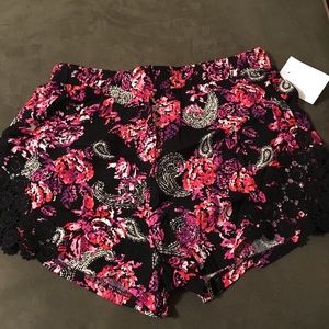 🆕Paisley printed shorts with crochet detail